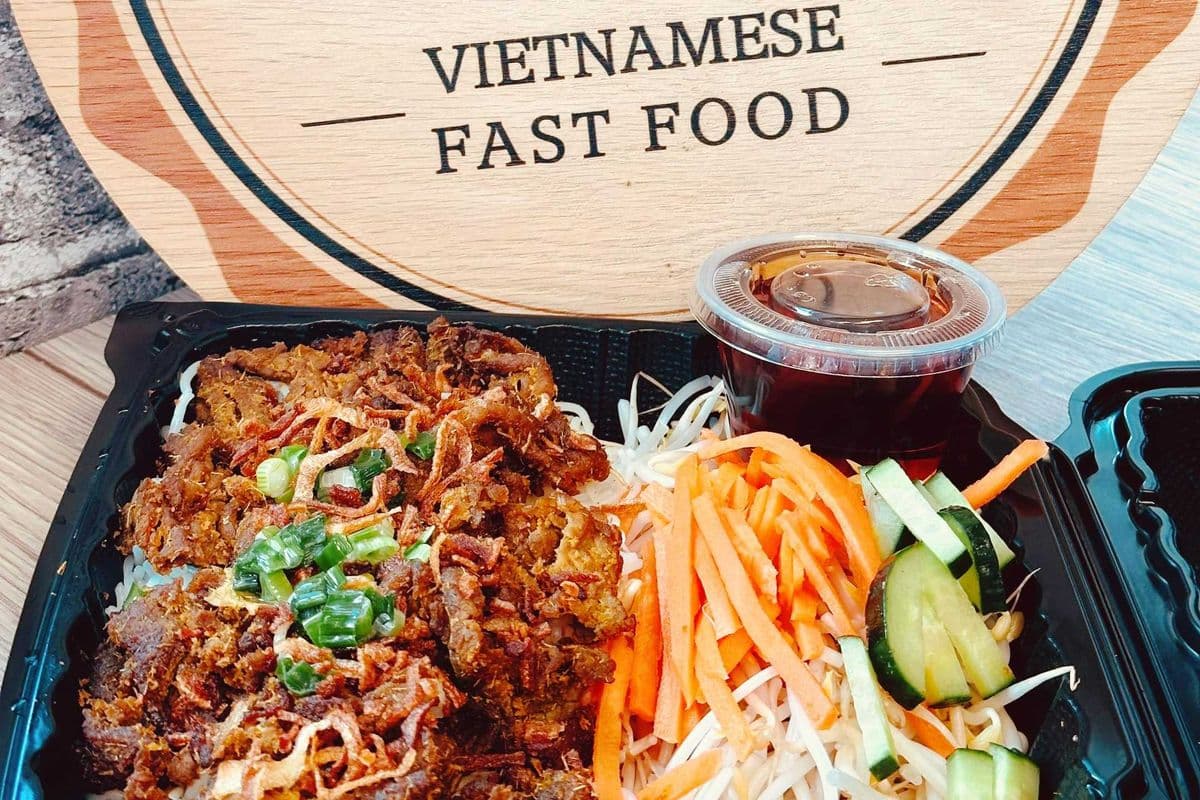 20B/ Lemongrass Grill Beef Rice Vermicelli / Bún Bò Nướng Sả