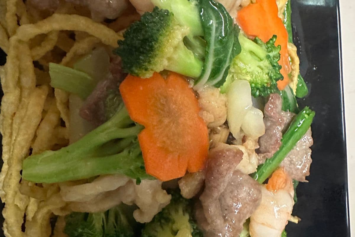 28.Chicken or Beef Chow Mein (Crispy or Soft)