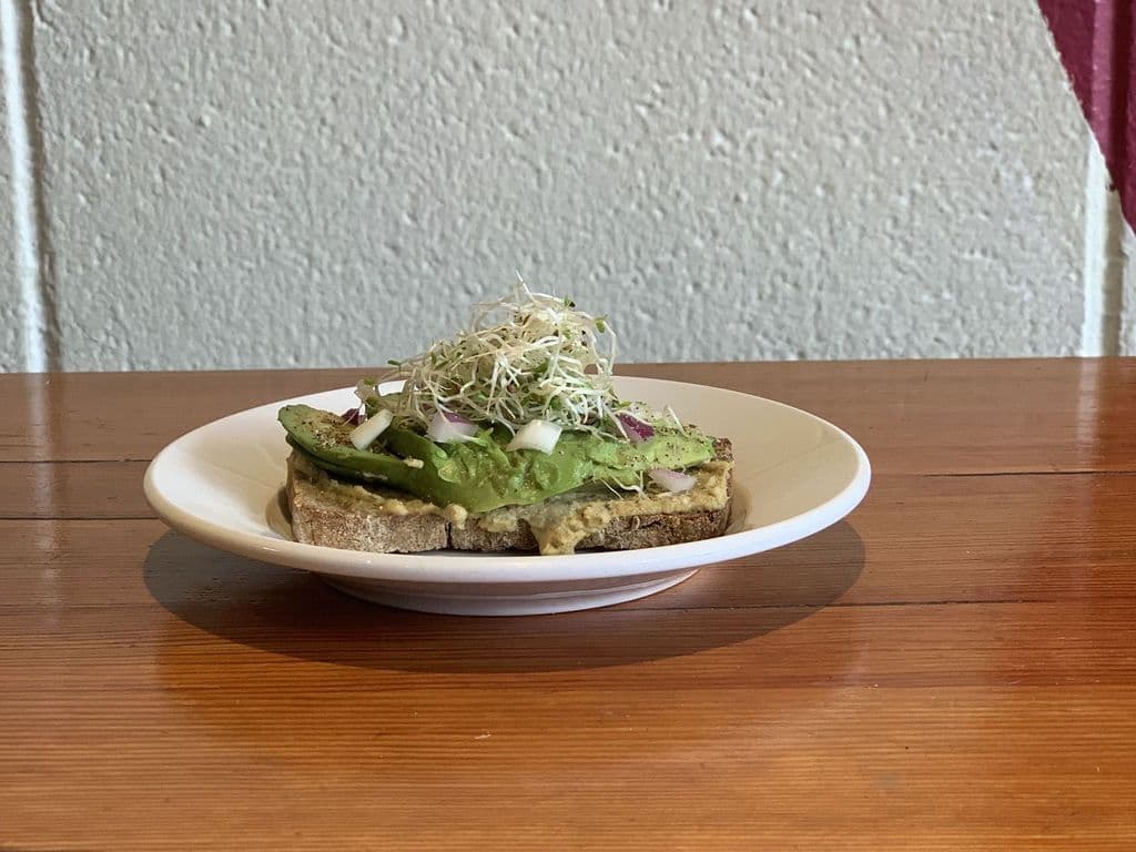 Avocado toast - Suncheeze + red onion