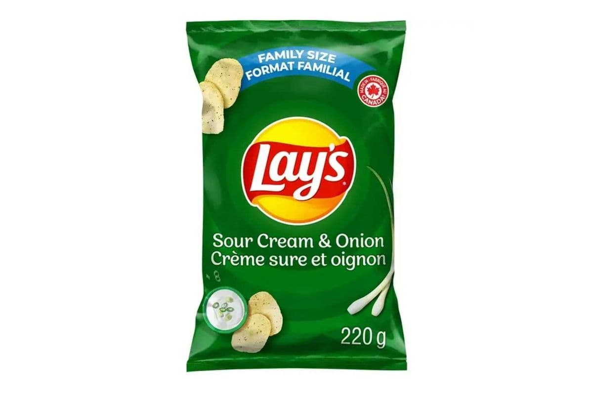 Lay's Sour Cream and Onion Potato Chips (220 g)