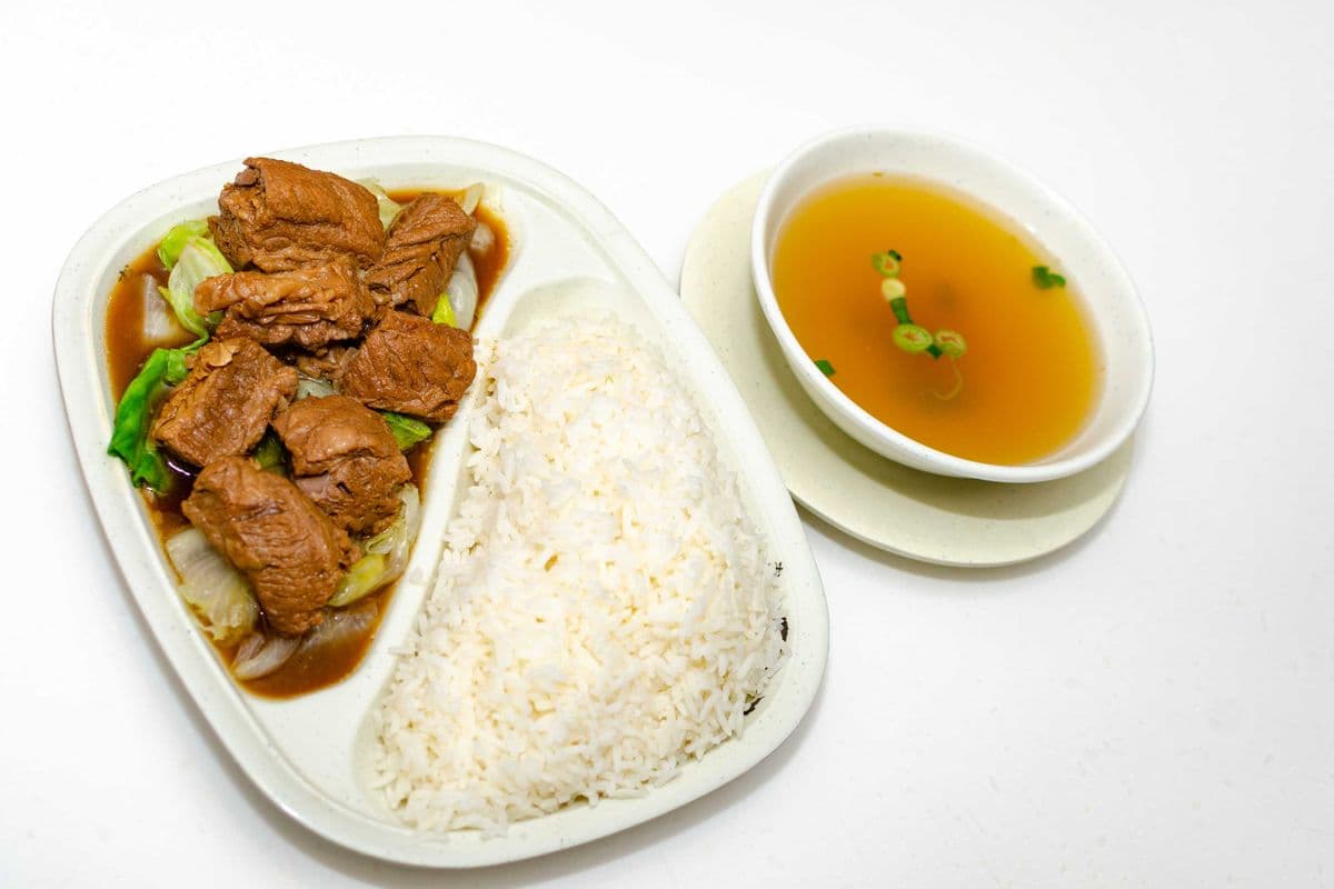 132 Stewed Beef Brisket on Rice with Lettuce 柱侯牛腩飯