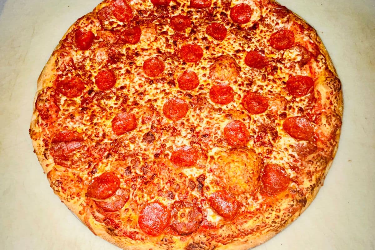 Large pepperoni pizza