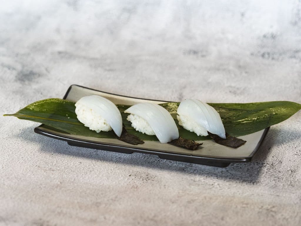 SU7 Cuttlefish Sushi (3pcs)