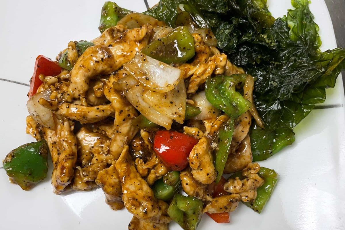 118. Poulet aux poivres szechuannais avec épinards croustillants / Szechuan Pepper Chicken in Crispy Spinach
