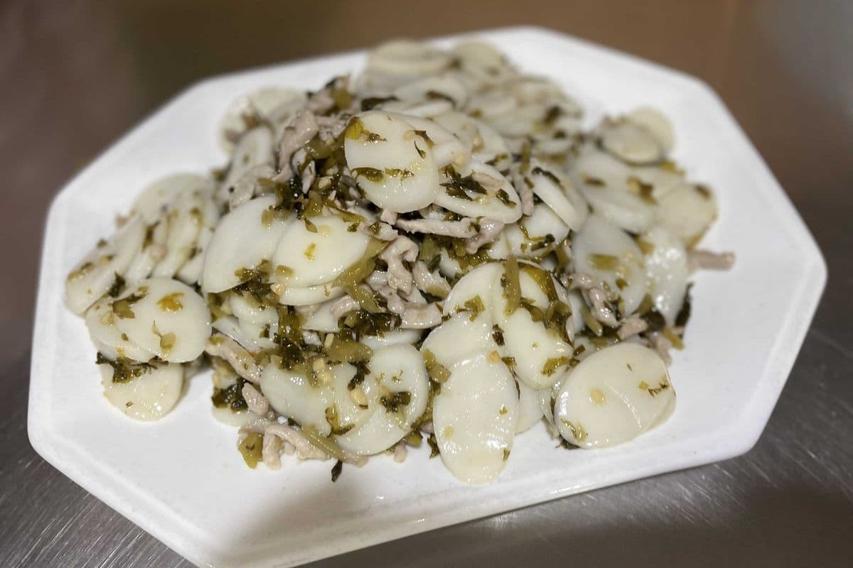 F12. Salted Veggie Fried Rice Cakes (雪菜炒年糕)