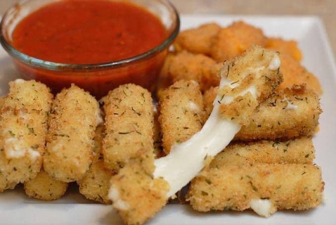 Bâtonnets de fromage servi avec la sauce marinara