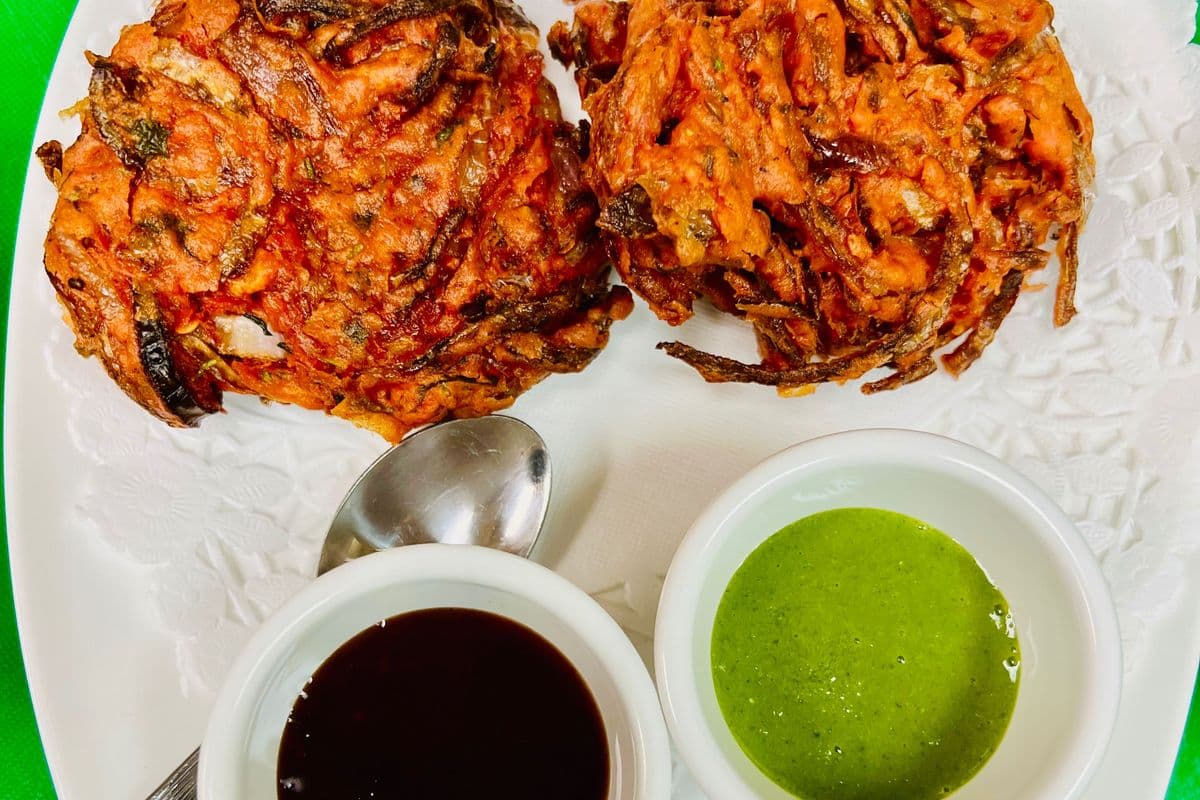 Onion Bhaji / onion Pakoras (4pcs)