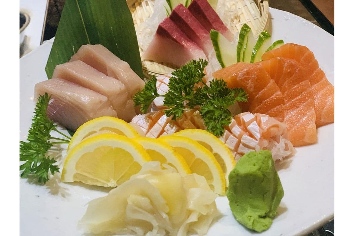 Assorted Sashimi (12 pcs)