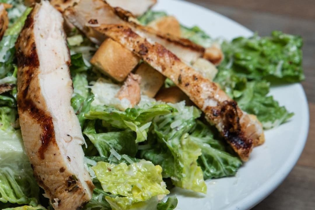 Salade César au poulet grillé / Caesar Salad with Grilled Chicken