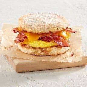 Bacon, Egg & Cheddar on an english muffin / Bacon, œuf et cheddar sur un muffin anglais