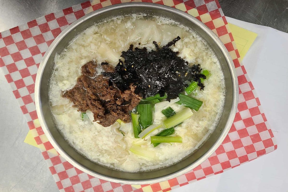 S4. Sliced Rice Cake and Dumpling Soup - Tteok-Mandoo-Guk