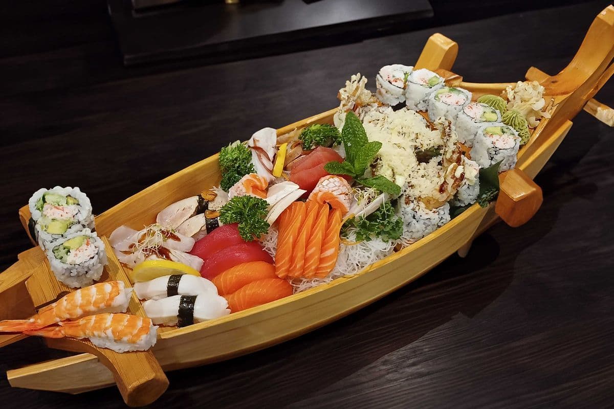 Sushi, Sashimi & Roll Tray Small (44 pcs)