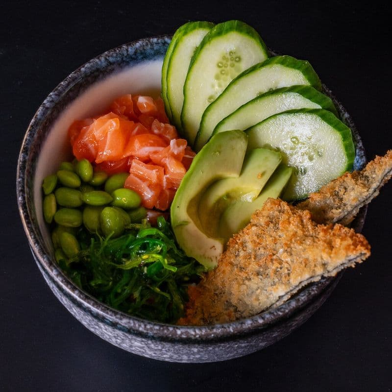 Bol poké tartare de saumon et kanikama
