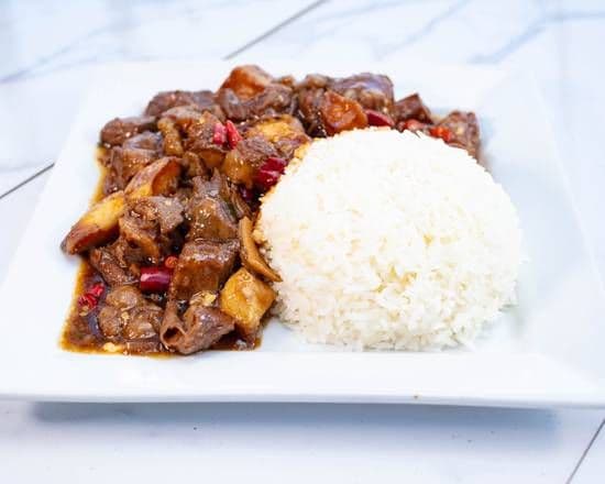 红烧牛腩烩土豆盖饭(辣） Stewed Beef Brisket with Potato Rice Bowl (Spicy)