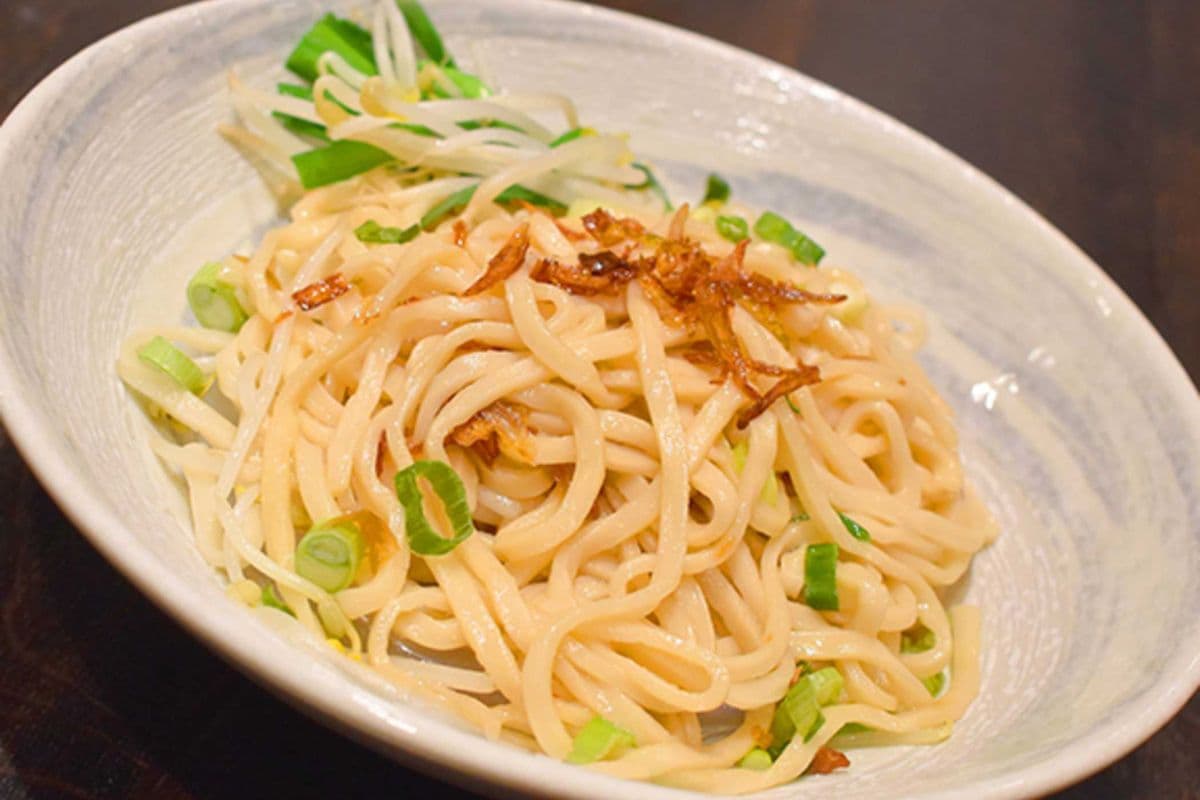 Dry Noodles with Fried Scallions 油蔥乾拌麵