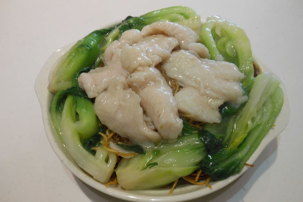 086 Chow Mein with Fish Slices and Vegetable 時菜魚柳炒麵