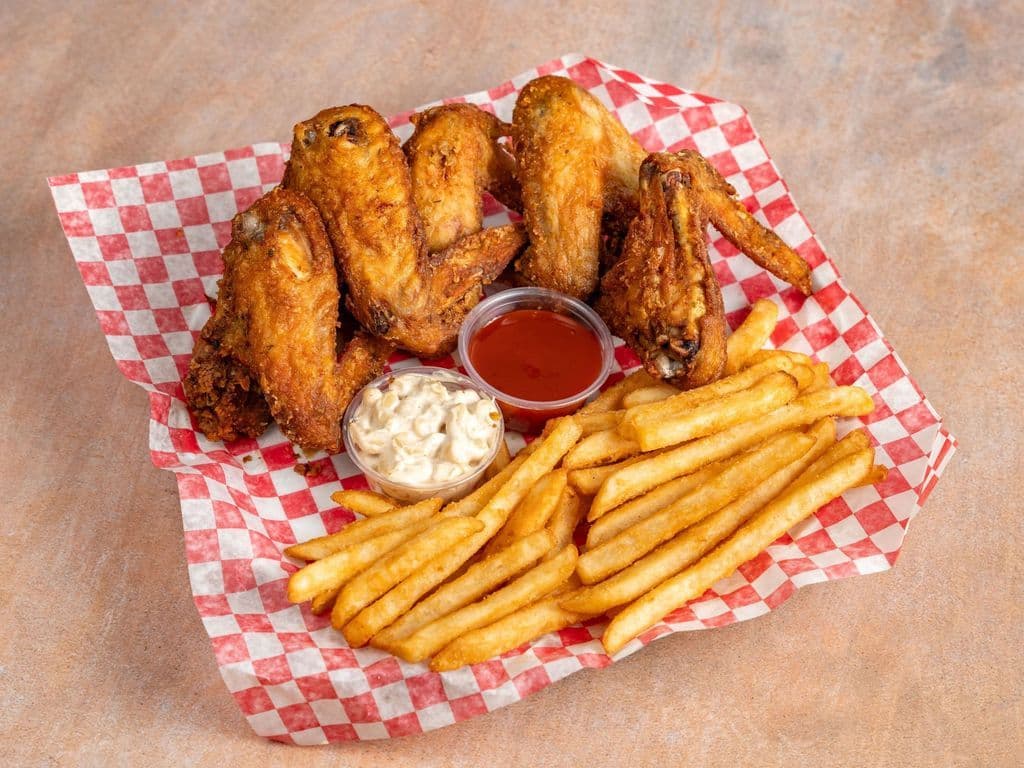 Aile de Poulet Jumbo (5mcx) + Chili-BBQ Sauce + Frite + Salade Macaroni