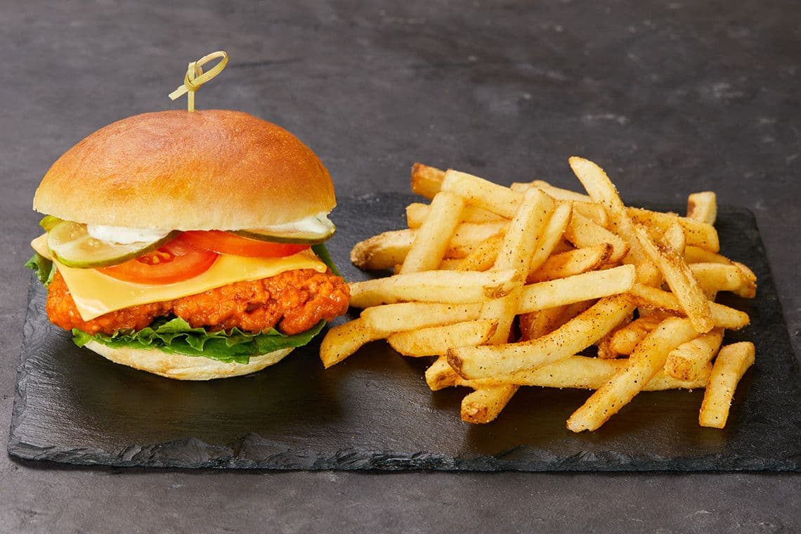 SANDWICH WILD CROUSTILLANT AU POULET BUFFALO ÉPICÉ / FIERY BUFFALO WILD CHICKEN CRUNCH SANDWICH