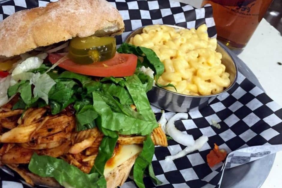 Sandwich au poulet effiloche. / pulled Chicken Sandwich.