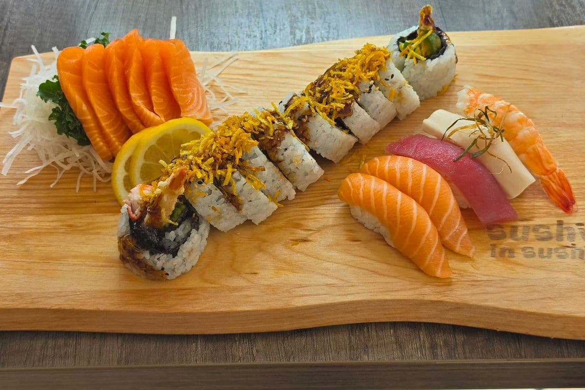 DS5. Salmon sashimi 6, sushi 5, dynamite roll 10pcs