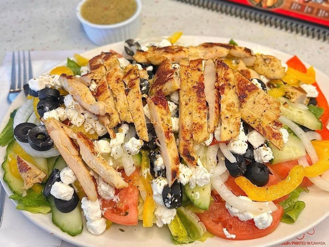 Salade Grecque au Poulet Grillé (Repas) / Greek Salad with Grilled Chicken (Meal)