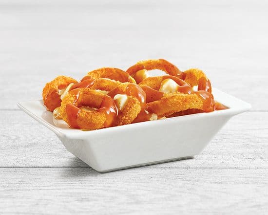 Poutine aux rondelles d'oignon