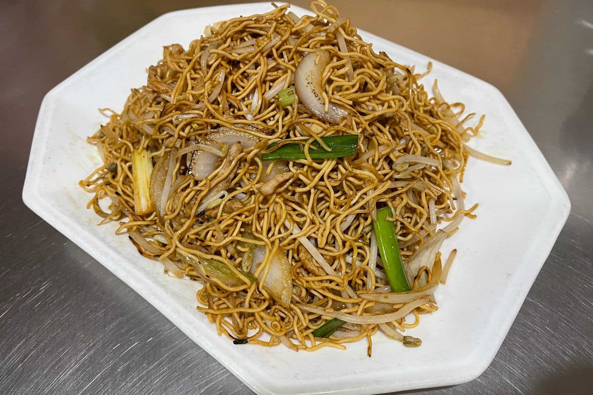 F16. Shredded Pork/Chicken Chow Mein (肉絲/雞絲炒麵)