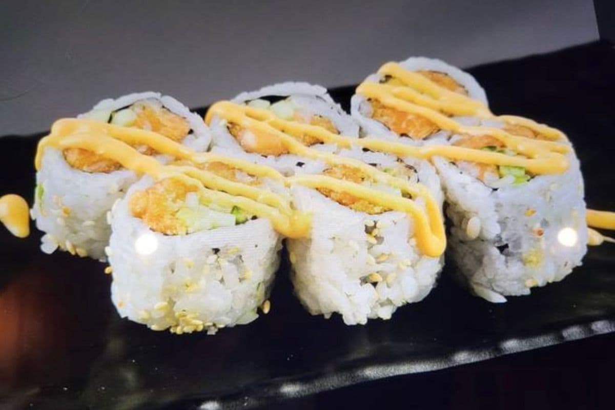 Spicy Salmon Maki (6 pcs)