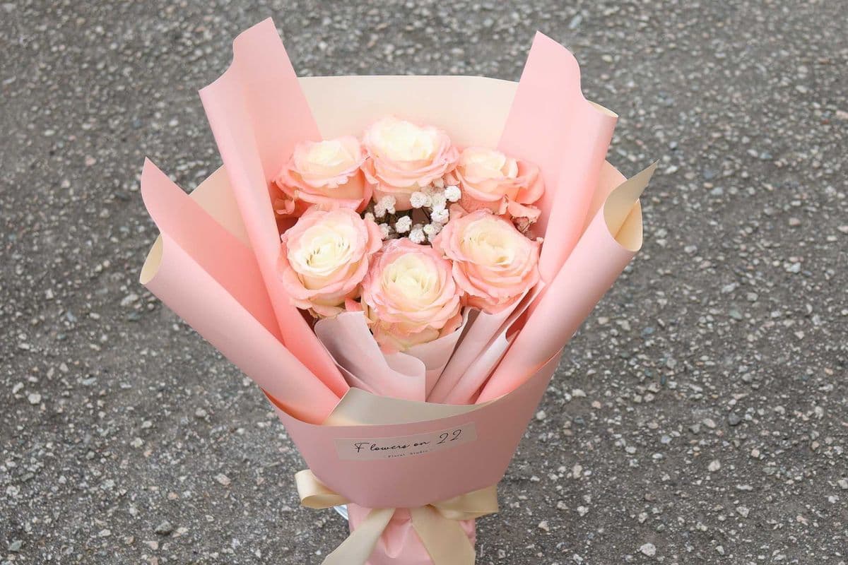 R5A. 6 Icy Pink Roses + baby's breath