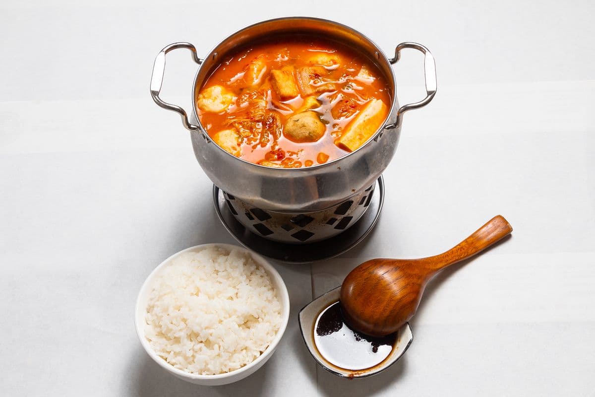 F5. Kimchi Seafood Hot Pot (with Sliced Pork) 什錦泡菜鍋