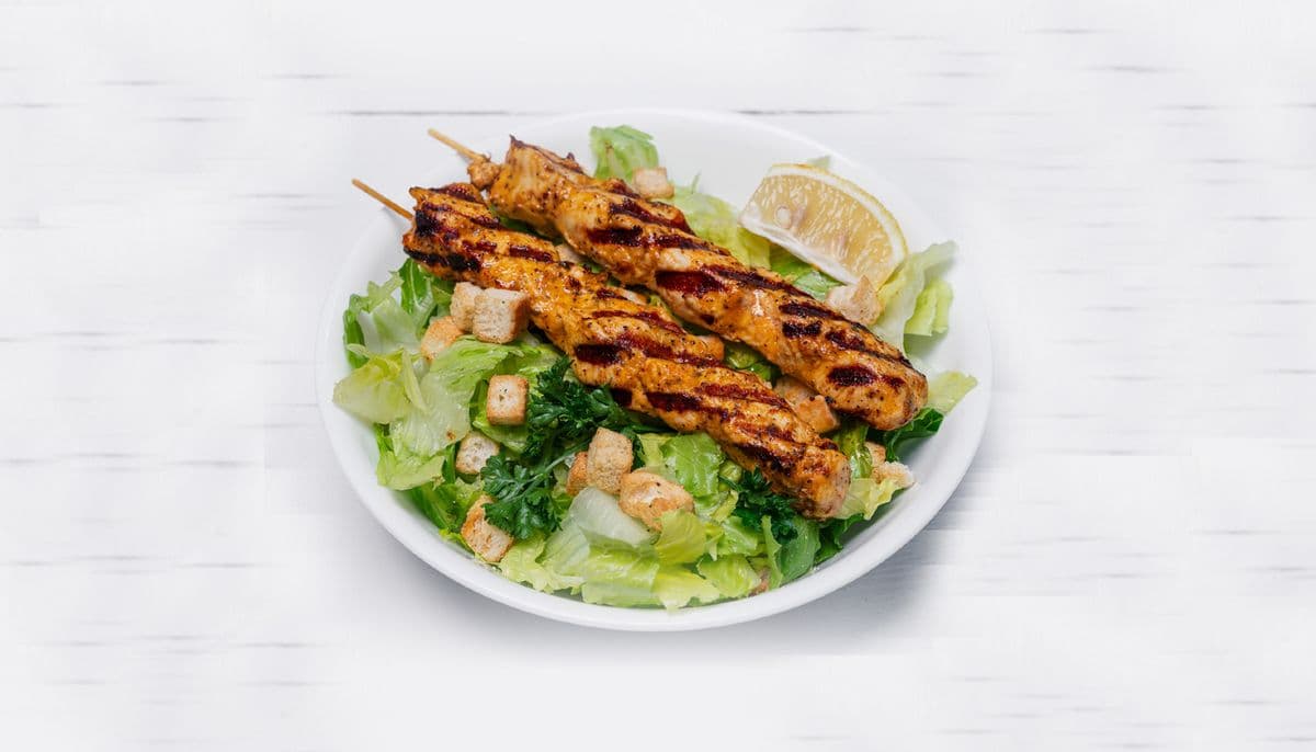 Salade César avec souvlaki poulet / Caesar salad with souvlaki chicken