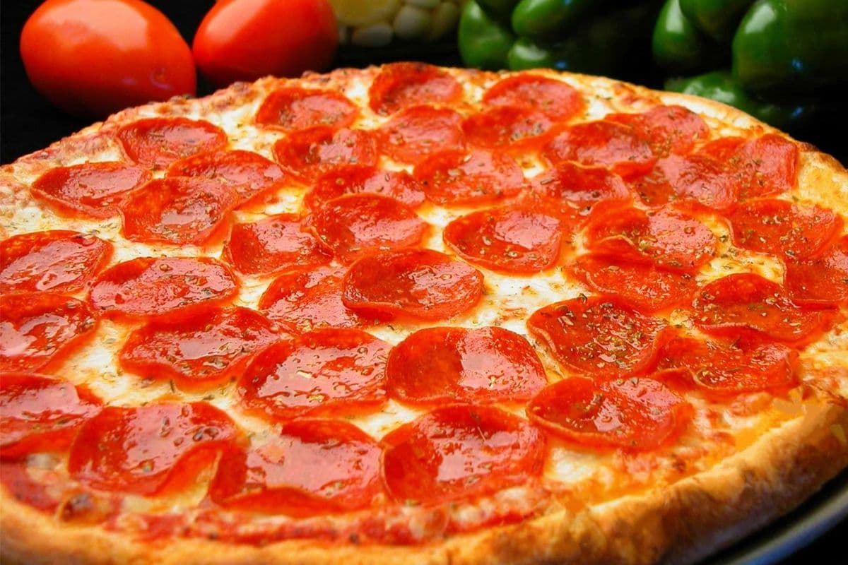 MEDIUM Pepperoni and cheese pizza