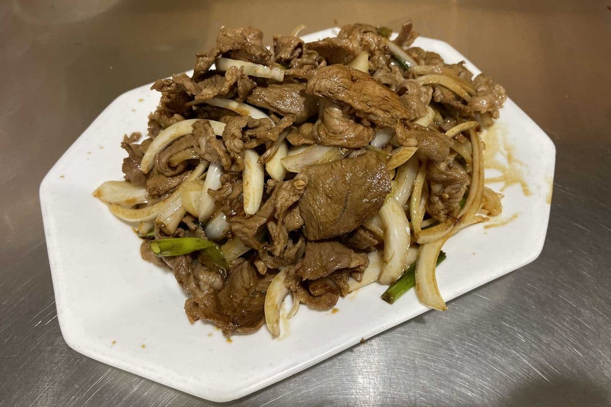 B10. Sauteed Lamb with Scallions (蔥爆羊肉)