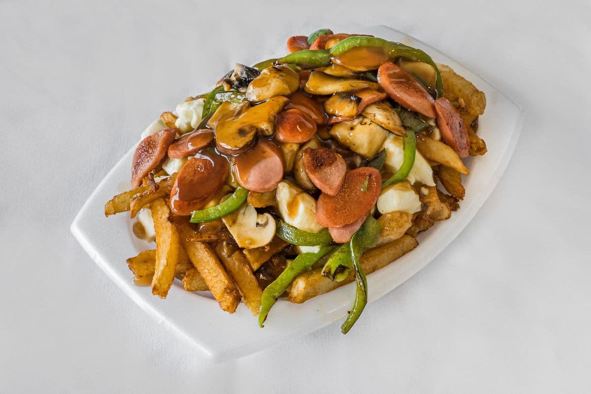 Poutine toute garnie (médium) / All Dressed Poutine (Medium)