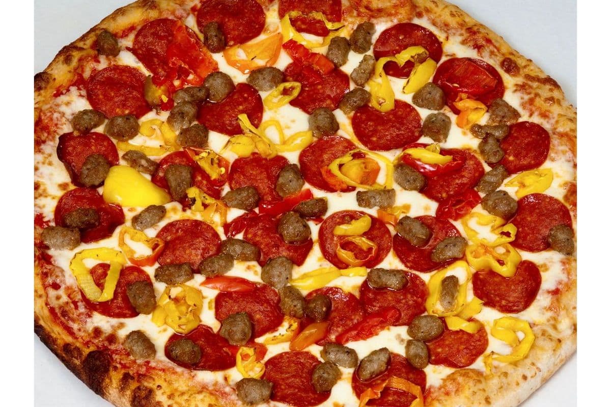 Mega Reginos Spicy Deluxe Pizza