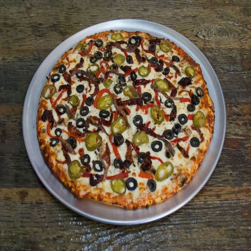 43. Pizza indulgente 10" au anchois à la méditérranée / 10" Indulgent Mediterranean Anchovy Pizza