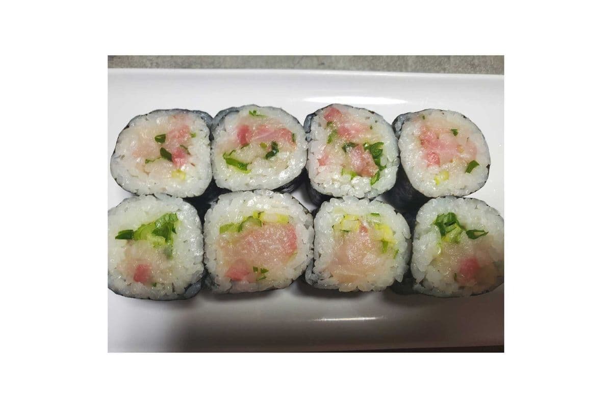 Yellow Tail Roll (8pcs)