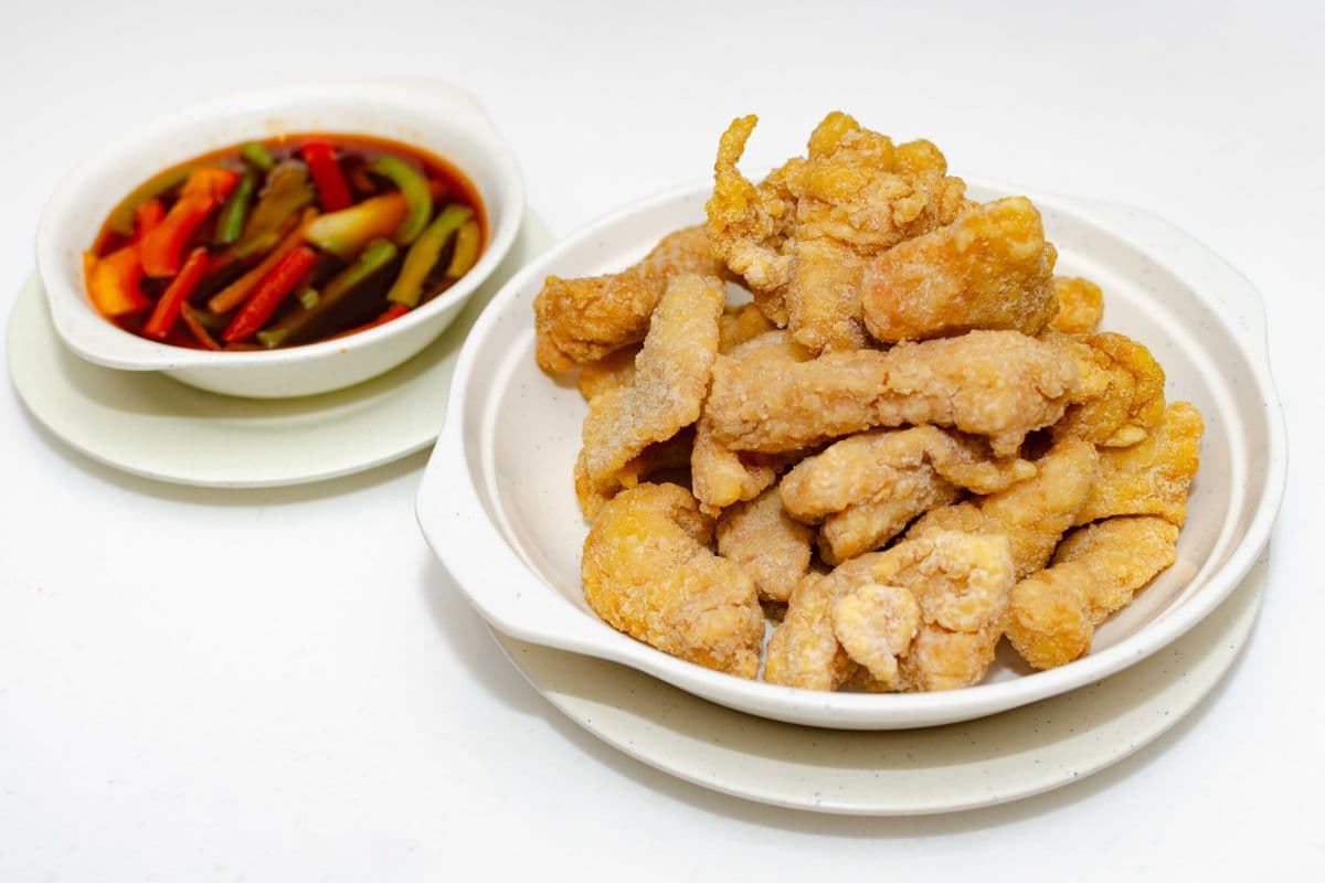 018 Deep-Fried Fish Slices Crowned with Green Pepper, Red Pepper and Onion in Sweet and Sour Sauce 甜酸炸魚柳