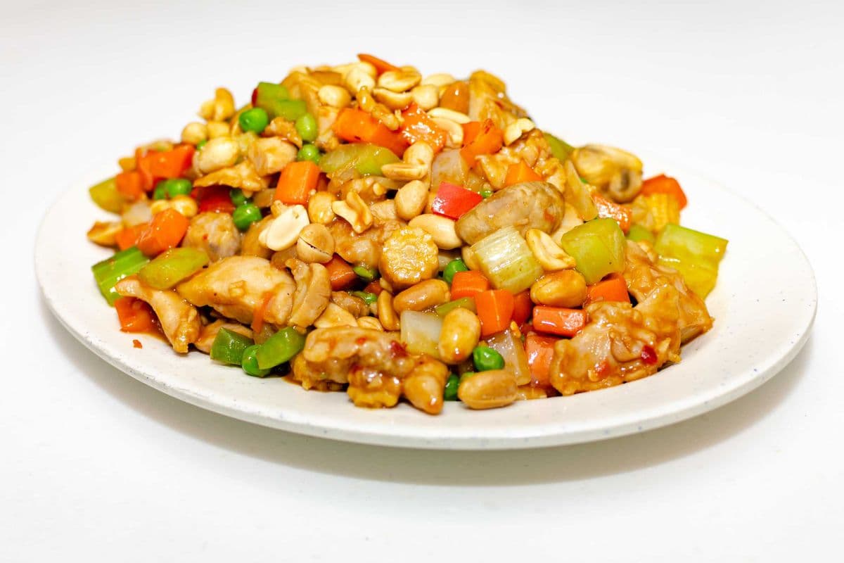 024 Sauteed Diced Chicken, Peppers, and Peanuts in Spicy Bean Sauce 宫保炒雞丁