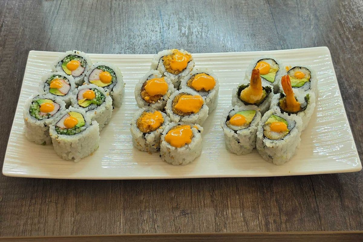 DS9. Spicy salmon roll, spciy California roll, spicy shrimp tempura roll (18pcs)