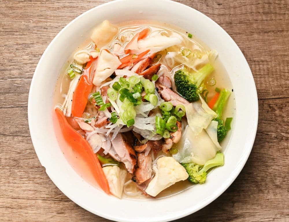 Pho au poulet grillé et légumes