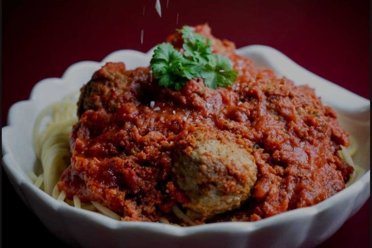 Spaghetti and Meatballs Pasta (includes garlic bread)