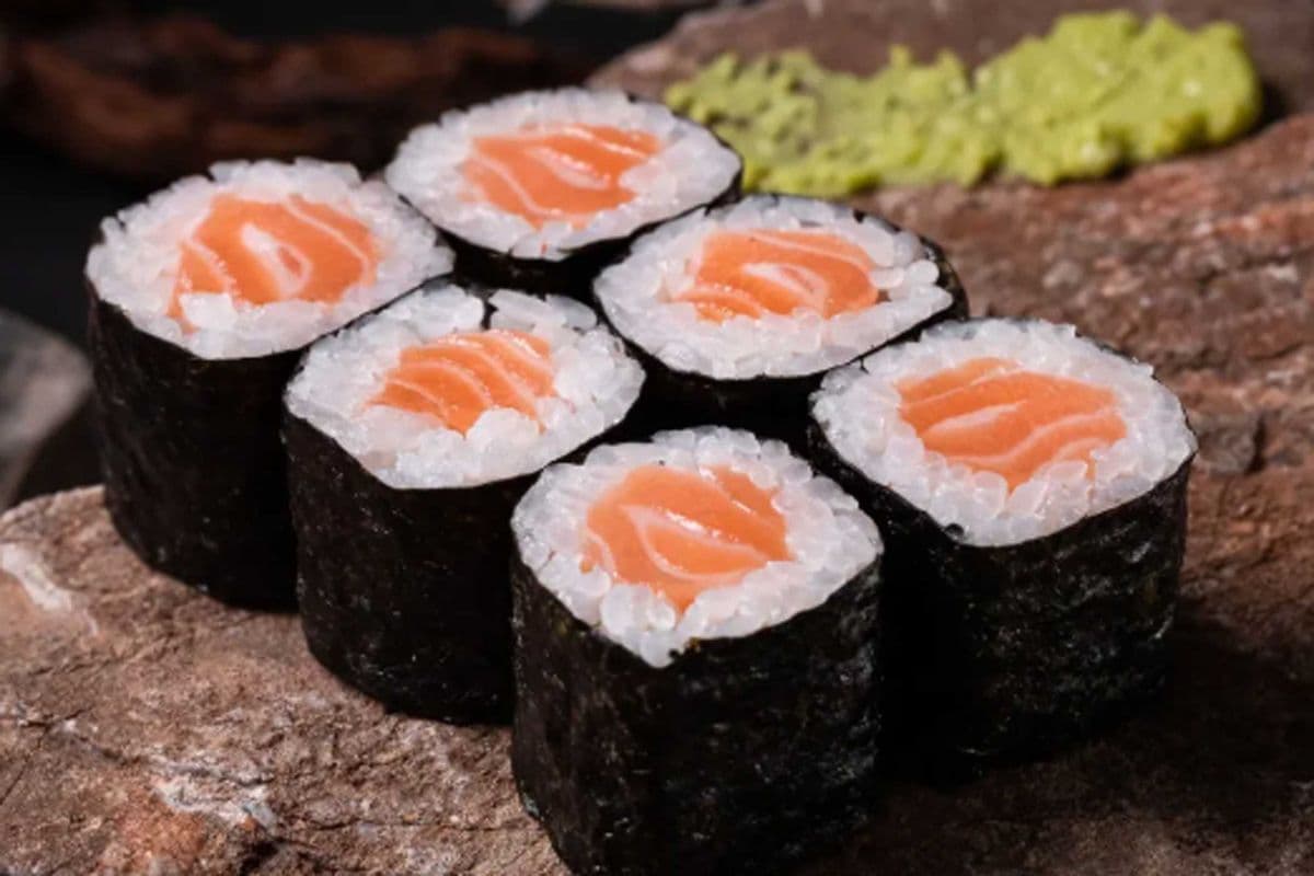 Salmon Maki (6 pcs)