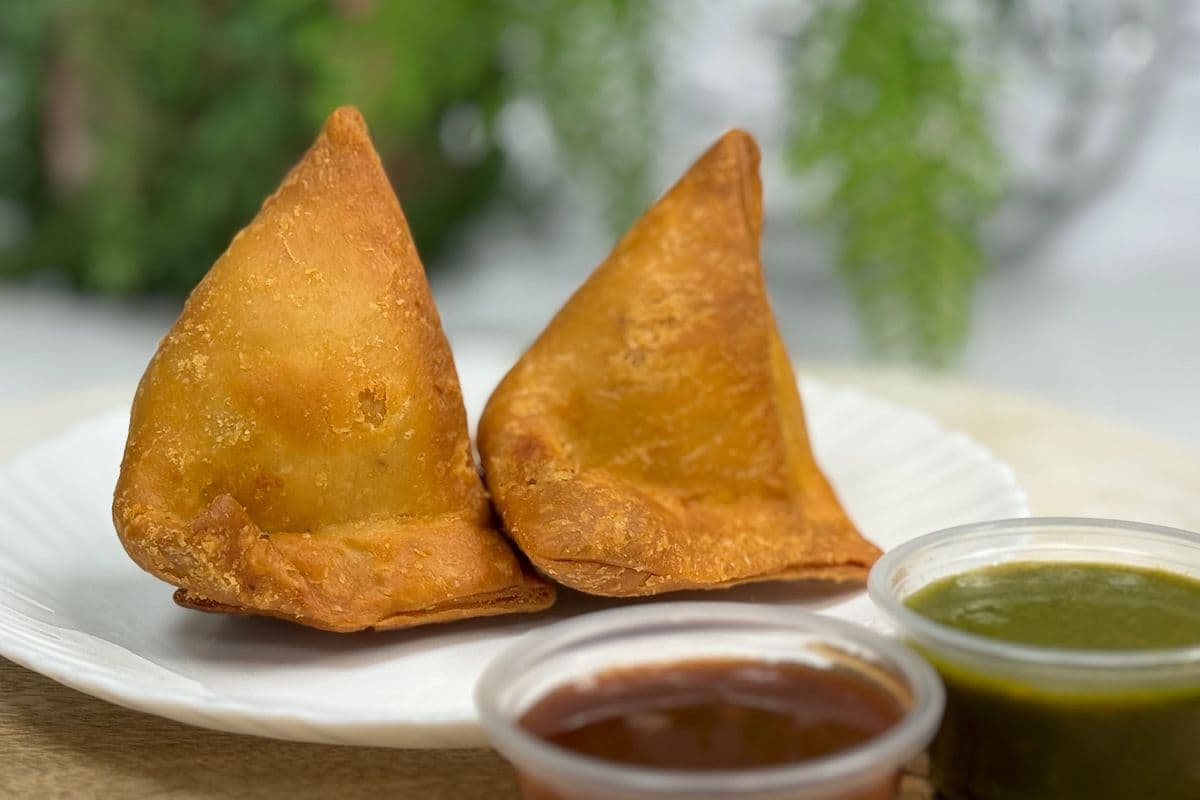 Veg Samosa with Chutney (1pc)