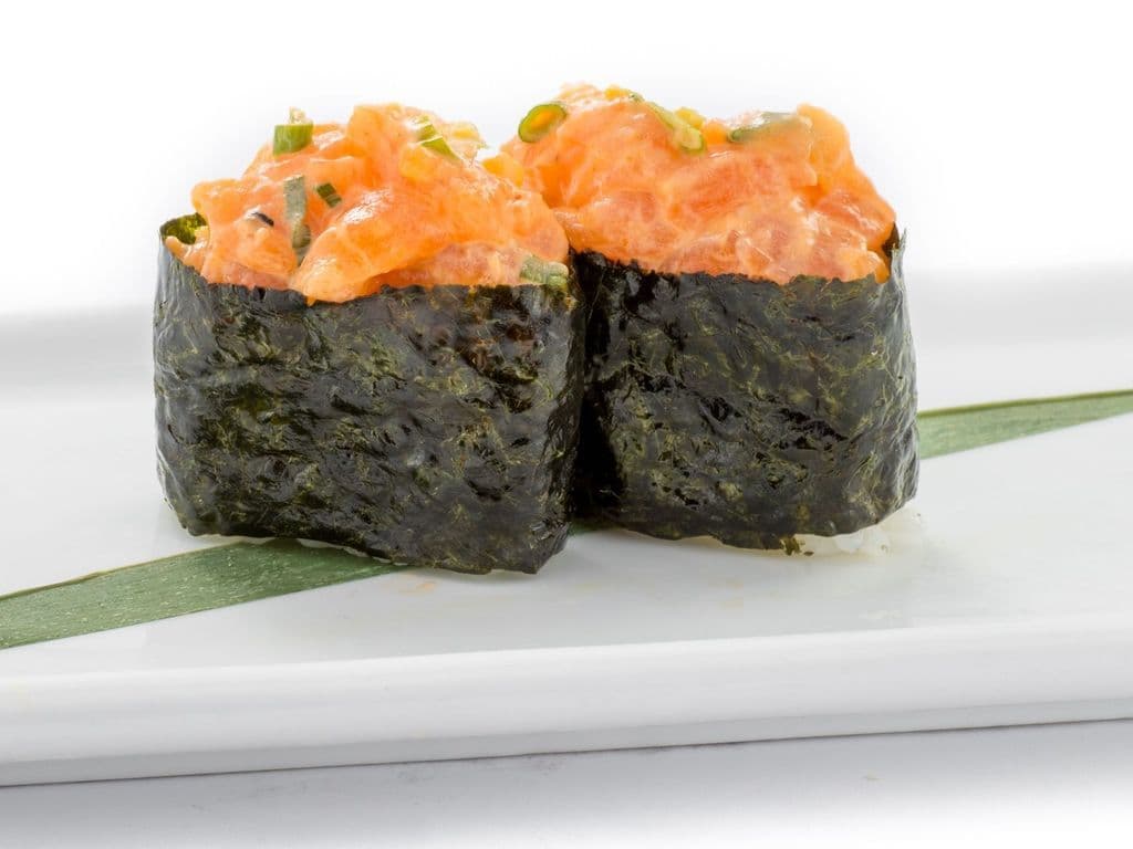 Spicy Salmon Sushi (2 pcs)
