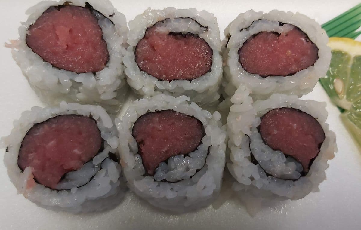 21.Tuna Roll 8pcs (220 Cal)