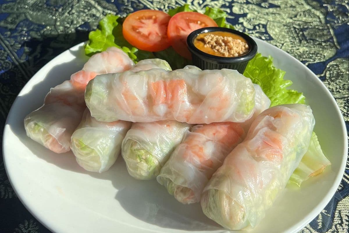 1. Salad Rolls (4 pieces)