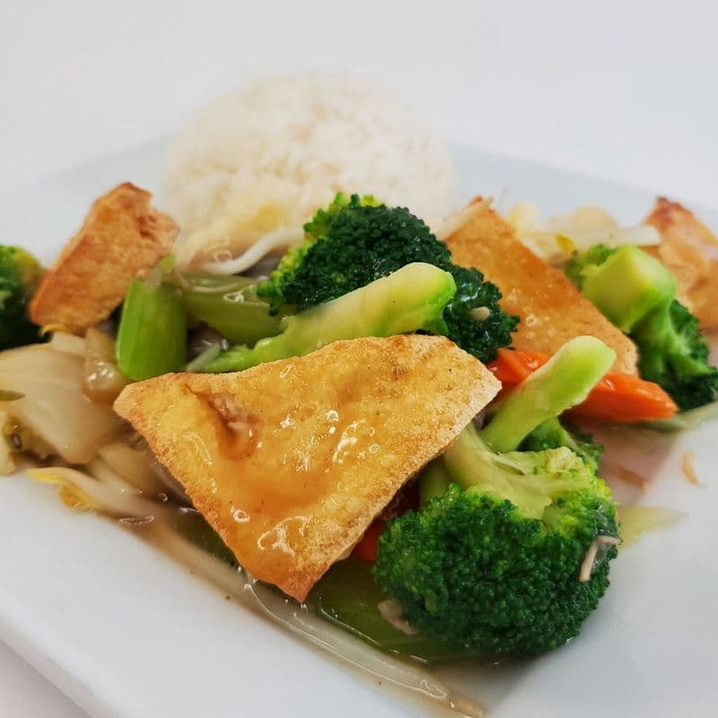 Légumes sautés au tofu frit