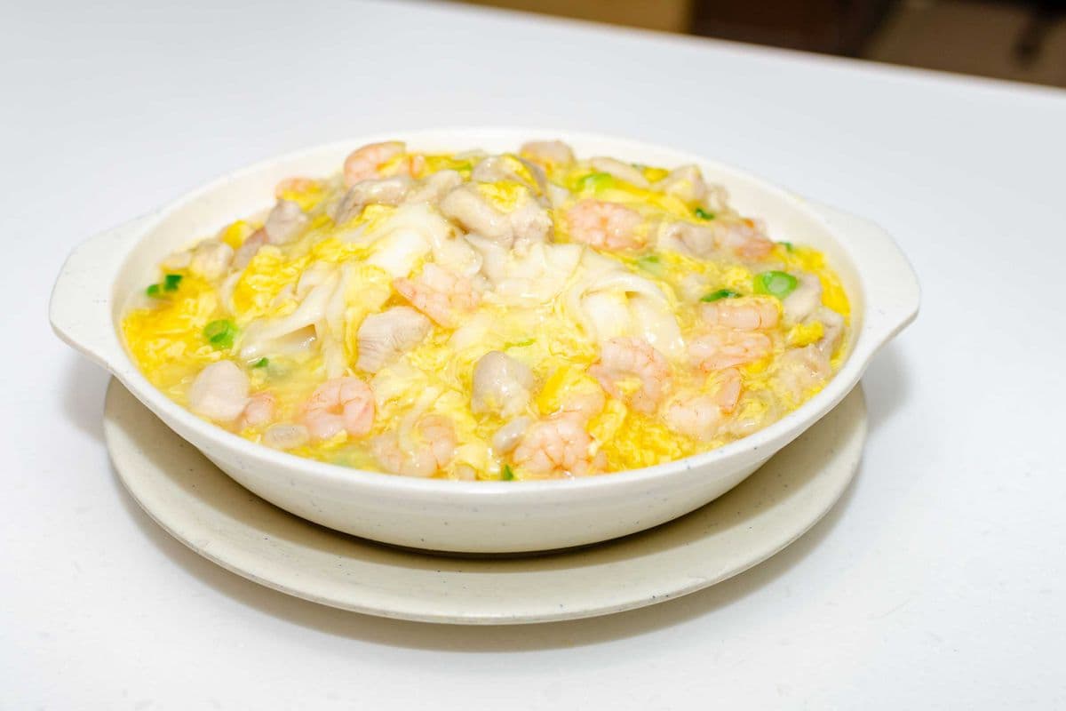 104A Fried Rice Noodle with Diced Chicken and Shrimp in Egg Sauce 滑蛋蝦仁雞粒炒河