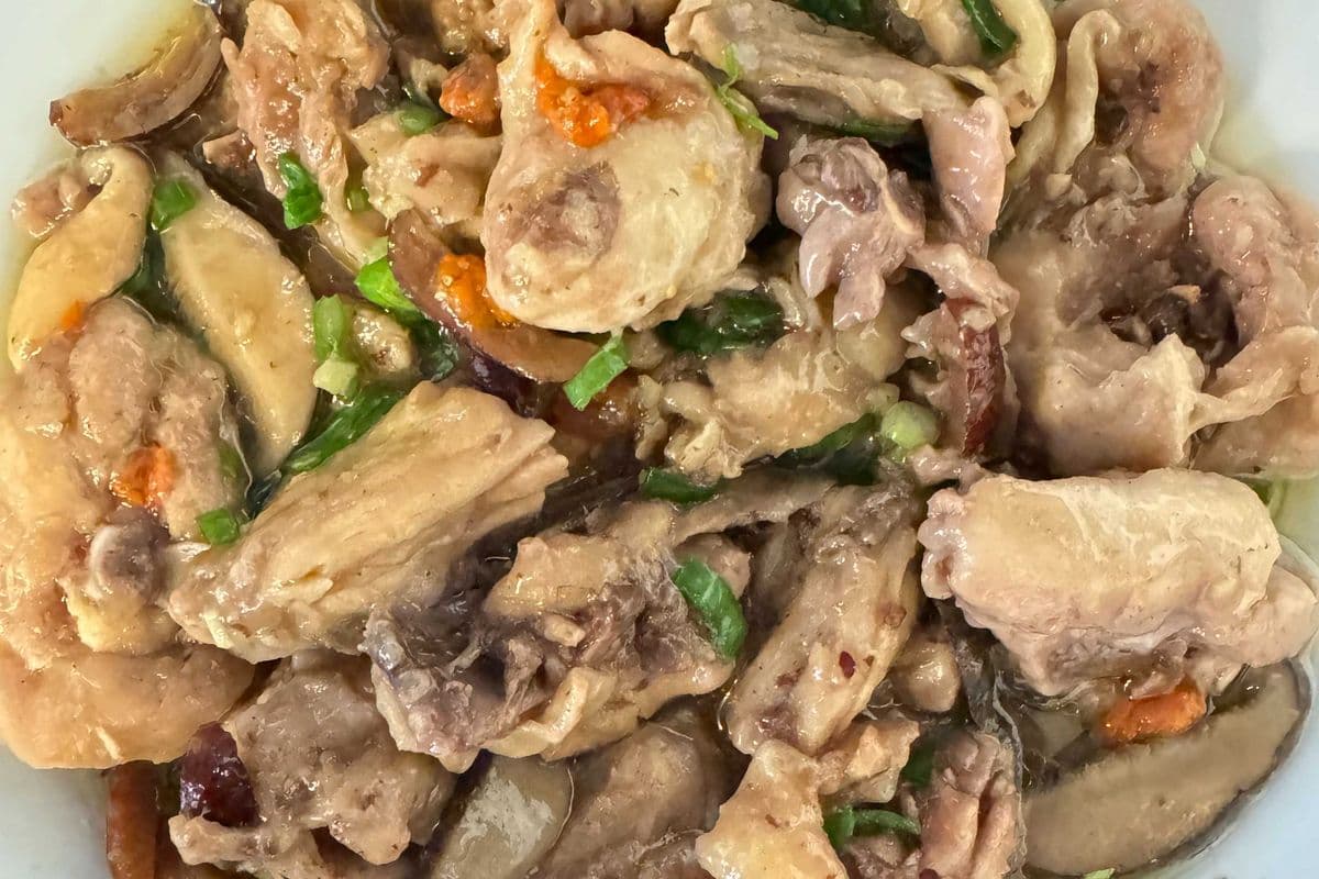 Steamed Chicken with Dried Mushrooms 冬菇蒸滑鸡